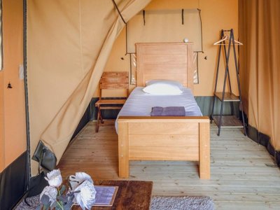 Cliquez pour découvrir toutes les photos de l'HÉBERGEMENT ! tente en toile et bois - Le Camp photo 13