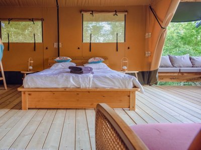 Cliquez pour découvrir toutes les photos de l'HÉBERGEMENT ! tente en toile et bois - Le Camp photo 14