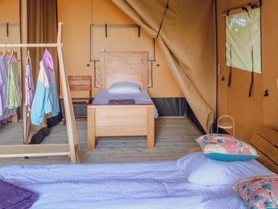 Cliquez pour découvrir toutes les photos de l'HÉBERGEMENT ! tente en toile et bois - Le Camp photo 15