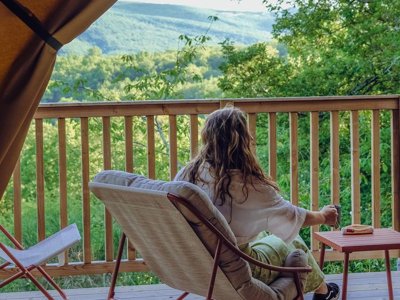 Cliquez pour découvrir toutes les photos de l'HÉBERGEMENT ! tente en toile et bois - Le Camp photo 16