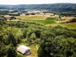 Camping Pas Cher vous présente avec son site Officiel campingpascher.fr, le Camping Le Camp classé 3 étoiles, situé sur la commune de Varen dans le département Tarn-et-garonne (Midi Pyrénées) en France. Le camping Le Camp, vous présente un hébergement de type tente en toile et bois. Le camping Le Camp vous propose du vendredi 29 mai au vendredi 05 juin 2026, en promotion à -28% pour 7 nuits à 500 € au lieu de 696,0 € soit une Économie de 196 €. Cette location propose 96 dates différentes pour réserver votre séjour. Découvrez également les 7 autres gammes d'hébergements du camping. Piscine extérieure, Animations familiales, Aire de jeux enfants, Canoë-kayak, Cyclisme, Escalade, Parcours sportif, Ping-pong, Pétanque, Plats à emporter,... En savoir plus : cliquez-ICI.