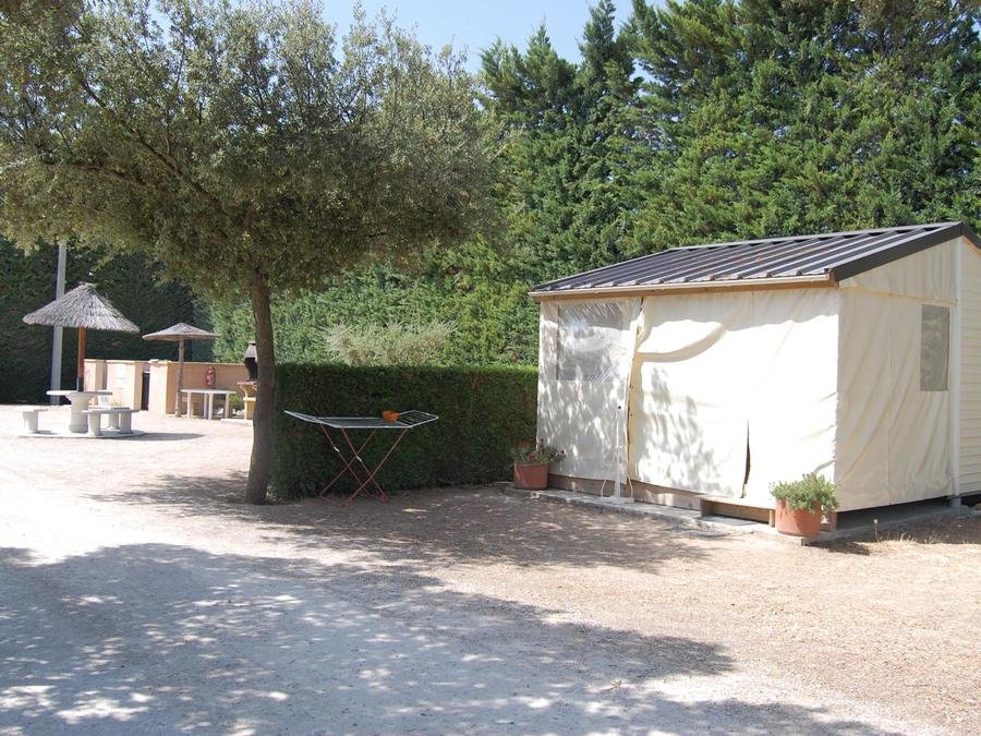 Camping Pas Cher vous présente avec son site Officiel campingpascher.fr, le Camping Des Favards classé 4 étoiles, situé sur la commune de Violes dans le département Vaucluse (Provence Alpes Côte D'azur) en France. Le camping Des Favards vous propose un hébergement de type bungalow toilé de 23 m² pour 1 personne. L'établissement vous propose 6 autres types d'hébergements. Découvrez tous nos séjours à petits prix dans la commune et aux alentours de Violes du département : Vaucluse (Provence Alpes Côte D'azur). Lac, Piscine extérieure, Aire de jeux enfants, Cyclisme, Parcours sportif, Pétanque, Randonnée, Bar, Dépôt de pain, Plats à emporter, Supermarché,... En savoir plus : cliquez-ICI.