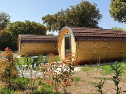 Camping Pas Cher vous présente avec son site Officiel campingpascher.fr, le Camping Des Favards classé 4 étoiles, situé sur la commune de Violes dans le département Vaucluse (Provence Alpes Côte D'azur) en France. Le camping Des Favards, vous présente un hébergement de type hébergement insolite de 16 m² pour 2 personnes avec climatisation et télévision. Le camping Des Favards vous propose du mercredi 06 mai au mercredi 13 mai 2026 pour 7 nuits à 345.84€. Cette location propose 144 dates différentes pour réserver votre séjour. Découvrez également les 4 autres gammes d'hébergements du camping. Piscine extérieure, Aire de jeux enfants, Cyclisme, Parcours sportif, Pétanque, Randonnée, Bar, Dépôt de pain, Plats à emporter, Supermarché,... En savoir plus : cliquez-ICI.