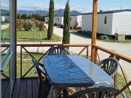 Camping Pas Cher vous présente avec son site Officiel campingpascher.fr, le Camping Des Favards classé 4 étoiles, situé sur la commune de Violes dans le département Vaucluse (Provence Alpes Côte D'azur) en France. Le camping Des Favards, vous présente un hébergement de type mobil-home de 29 m². Le camping Des Favards vous propose du mercredi 06 mai au mercredi 13 mai 2026 pour 7 nuits à 406.56€. Cette location propose 144 dates différentes pour réserver votre séjour. Découvrez également les 4 autres gammes d'hébergements du camping. Piscine extérieure, Aire de jeux enfants, Cyclisme, Parcours sportif, Pétanque, Randonnée, Bar, Dépôt de pain, Plats à emporter, Supermarché,... En savoir plus : cliquez-ICI.