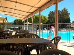 Camping Pas Cher vous présente avec son site Officiel campingpascher.fr, le Camping Des Favards classé 4 étoiles, situé sur la commune de Violes dans le département Vaucluse (Provence Alpes Côte D'azur) en France. Le camping Des Favards, vous présente un hébergement de type hébergement insolite de 16 m² pour 2 personnes avec climatisation et télévision. Le camping Des Favards vous propose du mercredi 06 mai au mercredi 13 mai 2026 pour 7 nuits à 345.84€. Cette location propose 144 dates différentes pour réserver votre séjour. Découvrez également les 4 autres gammes d'hébergements du camping. Piscine extérieure, Aire de jeux enfants, Cyclisme, Parcours sportif, Pétanque, Randonnée, Bar, Dépôt de pain, Plats à emporter, Supermarché,... En savoir plus : cliquez-ICI.