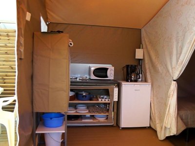 Cliquez pour découvrir toutes les photos de l'HÉBERGEMENT ! tente en toile et bois - Flower Le Peyrelade photo 3