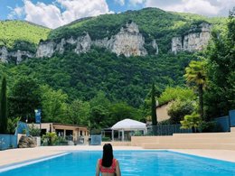 Camping Pas Cher vous présente avec son site Officiel campingpascher.fr, le Camping Flower Le Peyrelade classé 4 étoiles, situé sur la commune de Rivière Sur Tarn dans le département Aveyron (Midi Pyrénées) en France. Le camping Flower Le Peyrelade vous propose un hébergement de type mobil-home de 28 m². L'établissement vous propose 11 autres types d'hébergements. Découvrez tous nos séjours à petits prix dans la commune et aux alentours de Rivière Sur Tarn du département : Aveyron (Midi Pyrénées). Piscine chauffée, Piscine extérieure, Animations familiales, Club enfants, Aire de jeux enfants, Ping-pong, Snack/Bar, Épicerie,... En savoir plus : cliquez-ICI.