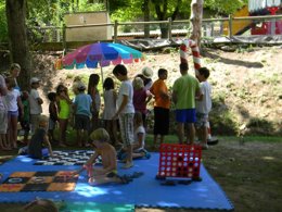 Camping Pas Cher vous présente avec son site Officiel campingpascher.fr, le Camping Flower Le Peyrelade classé 4 étoiles, situé sur la commune de Rivière Sur Tarn dans le département Aveyron (Midi Pyrénées) en France. Le camping Flower Le Peyrelade vous propose un hébergement de type mobil-home de 28 m². L'établissement vous propose 11 autres types d'hébergements. Découvrez tous nos séjours à petits prix dans la commune et aux alentours de Rivière Sur Tarn du département : Aveyron (Midi Pyrénées). Piscine chauffée, Piscine extérieure, Animations familiales, Club enfants, Aire de jeux enfants, Ping-pong, Snack/Bar, Épicerie,... En savoir plus : cliquez-ICI.