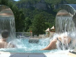 Camping Pas Cher vous présente avec son site Officiel campingpascher.fr, le Camping Flower Le Peyrelade classé 4 étoiles, situé sur la commune de Rivière Sur Tarn dans le département Aveyron (Midi Pyrénées) en France. Le camping Flower Le Peyrelade vous propose un hébergement de type mobil-home de 28 m². L'établissement vous propose 11 autres types d'hébergements. Découvrez tous nos séjours à petits prix dans la commune et aux alentours de Rivière Sur Tarn du département : Aveyron (Midi Pyrénées). Piscine chauffée, Piscine extérieure, Animations familiales, Club enfants, Aire de jeux enfants, Ping-pong, Snack/Bar, Épicerie,... En savoir plus : cliquez-ICI.