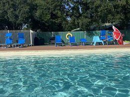 Camping Pas Cher vous présente avec son site Officiel campingpascher.fr, le Camping Les Dolmens classé 4 étoiles, situé sur la commune de Mejannes Le Clap dans le département Gard (Languedoc Roussillon) en France. Le camping Les Dolmens vous propose un hébergement de type hébergement insolite de 18 m² pour 4 personnes. Cet hébergement propose plus de 70 dates différentes pour réserver ! Pour dévouvrir la période la moins chère, consultez la rubrique 'Tarifs' et sélectionnez votre mois de départ. L'établissement vous propose 5 autres types d'hébergements. Découvrez tous nos séjours à petits prix dans la commune et aux alentours de Mejannes Le Clap du département : Gard (Languedoc Roussillon). Les Avis clients pour le Camping Les Dolmens sont de 6 sur 10. Piscine couverte, Piscine extérieure, Aire de jeux enfants, Cyclisme, Ping-pong, Pétanque, Randonnée, Salle de jeux vidéo, Terrain multisports, Bar, Boulangerie, Snack/Bar, Épicerie,... En savoir plus : cliquez-ICI.