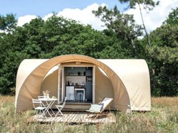 Camping Pas Cher vous présente avec son site Officiel campingpascher.fr, le Camping Les Dolmens classé 4 étoiles, situé sur la commune de Mejannes Le Clap dans le département Gard (Languedoc Roussillon) en France. Le camping Les Dolmens, vous présente un hébergement de type hébergement insolite de 18 m² pour 4 personnes. Le camping Les Dolmens vous propose du mercredi 01 avril au mercredi 08 avril 2026 pour 7 nuits à 298€. Cette location propose 127 dates différentes pour réserver votre séjour. Découvrez également les 5 autres gammes d'hébergements du camping. Les Avis clients pour le Camping Les Dolmens sont de 6 sur 10. Piscine couverte, Piscine extérieure, Aire de jeux enfants, Cyclisme, Ping-pong, Pétanque, Randonnée, Salle de jeux vidéo, Terrain multisports, Bar, Boulangerie, Snack/Bar, Épicerie,... En savoir plus : cliquez-ICI.