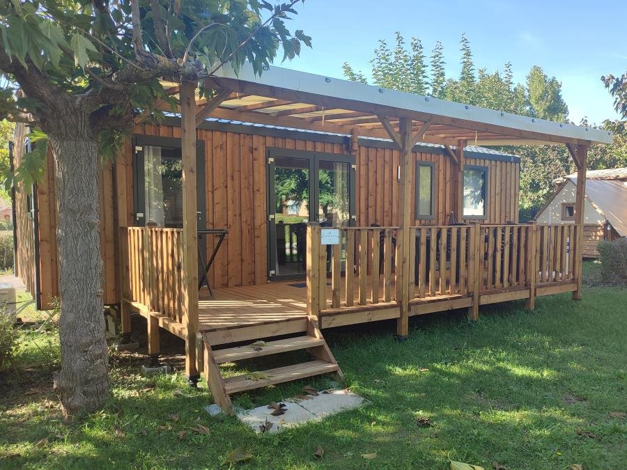 Camping Pas Cher vous présente avec son site Officiel campingpascher.fr, le Camping Les Pres Hauts - Sites Et Paysages classé 3 étoiles, situé sur la commune de Sisteron dans le département Alpes-de-haute-provence (Provence Alpes Côte D'azur) en France. Le camping Les Pres Hauts - Sites Et Paysages, vous présente un hébergement de type mobil-home de 29 m² et télévision. Le camping Les Pres Hauts - Sites Et Paysages vous propose du mercredi 23 septembre au mercredi 30 septembre 2026 pour 7 nuits à 491€. Cette location propose 4 dates différentes pour réserver votre séjour. Découvrez également les 7 autres gammes d'hébergements du camping. Les Avis clients pour le Camping Les Pres Hauts - Sites Et Paysages sont excellents avec une note moyenne de 9 sur 10. Rivière, Piscine chauffée, Piscine extérieure, Animations familiales, Club enfants, Aire de jeux enfants, Cyclisme, Ping-pong, Pétanque, Randonnée, Terrain de beach-volley, Trampoline,... En savoir plus : cliquez-ICI.
