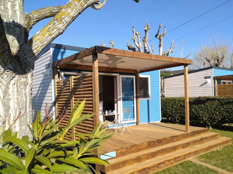 Camping Pas Cher vous présente avec son site Officiel campingpascher.fr, le Camping Les Amarines - Paradis classé 4 étoiles, situé sur la commune de Cornillon dans le département Gard (Languedoc Roussillon) en France. Le camping Les Amarines - Paradis, vous présente un hébergement de type mobil-home de 20 m² pour 3 personnes avec climatisation et télévision. Le camping Les Amarines - Paradis vous propose du dimanche 06 septembre au dimanche 13 septembre 2026 pour 7 nuits à 269€. Cette location propose 34 dates différentes pour réserver votre séjour. Découvrez également les 3 autres gammes d'hébergements du camping. Les Avis clients pour le Camping Les Amarines - Paradis sont excellents avec une note moyenne de 8 sur 10. Rivière, Piscine chauffée, Piscine extérieure, Animations familiales, Club enfants, Aire de jeux enfants, Canoë-kayak, Parcours sportif, Ping-pong, Pétanque, Randonnée, Terrain de volley-ball, Tir à l’arc, Trampoline, Bar, Bureau de tabac, Dépôt de pain, Pizzeria, Restaurant, Snack/Bar, Station-service, Supermarché,... En savoir plus : cliquez-ICI.