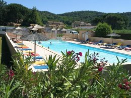 Camping Pas Cher vous présente avec son site Officiel campingpascher.fr, le Camping Les Amarines - Paradis classé 4 étoiles, situé sur la commune de Cornillon dans le département Gard (Languedoc-roussillon) en France. Le camping Les Amarines - Paradis vous propose un hébergement de type mobil-home de 32 m² pour 5 personnes avec climatisation (télévision). L'établissement vous propose 6 autres types d'hébergements. Découvrez tous nos séjours à petits prix dans la commune et aux alentours de Cornillon du département : Gard (Languedoc-roussillon). Les Avis clients pour le Camping Les Amarines - Paradis sont excellents avec une note moyenne de 9 sur 10. Rivière, Piscine chauffée, Piscine extérieure, Animations familiales, Club enfants, Aire de jeux enfants, Canoë-kayak, Parcours sportif, Ping-pong, Pétanque, Randonnée, Terrain de volley-ball, Tir à l’arc, Trampoline, Bar, Bureau de tabac, Dépôt de pain, Pizzeria, Restaurant, Snack/Bar, Station-service, Supermarché,... En savoir plus : cliquez-ICI.