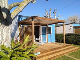 Camping Pas Cher vous présente avec son site Officiel campingpascher.fr, le Camping Les Amarines - Paradis classé 4 étoiles, situé sur la commune de Cornillon dans le département Gard (Languedoc Roussillon) en France. Le camping Les Amarines - Paradis, vous présente un hébergement de type mobil-home de 20 m² pour 3 personnes avec climatisation et télévision. Le camping Les Amarines - Paradis vous propose du lundi 06 avril au lundi 13 avril 2026 pour 7 nuits à 249€. Cette location propose 131 dates différentes pour réserver votre séjour. Découvrez également les 5 autres gammes d'hébergements du camping. Les Avis clients pour le Camping Les Amarines - Paradis sont excellents avec une note moyenne de 8 sur 10. Rivière, Piscine chauffée, Piscine extérieure, Animations familiales, Club enfants, Aire de jeux enfants, Canoë-kayak, Parcours sportif, Ping-pong, Pétanque, Randonnée, Terrain de volley-ball, Tir à l’arc, Trampoline, Bar, Bureau de tabac, Dépôt de pain, Pizzeria, Restaurant, Snack/Bar, Station-service, Supermarché,... En savoir plus : cliquez-ICI.