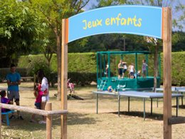 Camping Pas Cher vous présente avec son site Officiel campingpascher.fr, le Camping Les Amarines - Paradis classé 4 étoiles, situé sur la commune de Cornillon dans le département Gard (Languedoc Roussillon) en France. Le camping Les Amarines - Paradis, vous présente un hébergement de type mobil-home de 20 m² pour 3 personnes avec climatisation et télévision. Le camping Les Amarines - Paradis vous propose du lundi 06 avril au lundi 13 avril 2026 pour 7 nuits à 249€. Cette location propose 131 dates différentes pour réserver votre séjour. Découvrez également les 5 autres gammes d'hébergements du camping. Les Avis clients pour le Camping Les Amarines - Paradis sont excellents avec une note moyenne de 8 sur 10. Rivière, Piscine chauffée, Piscine extérieure, Animations familiales, Club enfants, Aire de jeux enfants, Canoë-kayak, Parcours sportif, Ping-pong, Pétanque, Randonnée, Terrain de volley-ball, Tir à l’arc, Trampoline, Bar, Bureau de tabac, Dépôt de pain, Pizzeria, Restaurant, Snack/Bar, Station-service, Supermarché,... En savoir plus : cliquez-ICI.