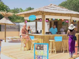 Camping Pas Cher vous présente avec son site Officiel campingpascher.fr, le Camping Les Amarines - Paradis classé 4 étoiles, situé sur la commune de Cornillon dans le département Gard (Languedoc Roussillon) en France. Le camping Les Amarines - Paradis, vous présente un hébergement de type mobil-home de 30 m² pour 4 personnes avec climatisation. Le camping Les Amarines - Paradis vous propose du sam. 19 septembre au sam. 26 septembre 2026 pour 7 nuits à 279€. Cette location propose 139 dates différentes pour réserver votre séjour. Découvrez également les 5 autres gammes d'hébergements du camping. Les Avis clients pour le Camping Les Amarines - Paradis sont excellents avec une note moyenne de 8 sur 10. Rivière, Piscine chauffée, Piscine extérieure, Animations familiales, Club enfants, Aire de jeux enfants, Canoë-kayak, Parcours sportif, Ping-pong, Pétanque, Randonnée, Terrain de volley-ball, Tir à l’arc, Trampoline, Bar, Bureau de tabac, Dépôt de pain, Pizzeria, Restaurant, Snack/Bar, Station-service, Supermarché,... En savoir plus : cliquez-ICI.