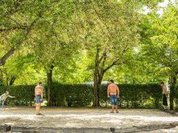 Camping Pas Cher vous présente avec son site Officiel campingpascher.fr, le Camping Flower Le Saint Michelet classé 4 étoiles, situé sur la commune de Goudargues dans le département Gard (Languedoc Roussillon) en France. Le camping Flower Le Saint Michelet, vous présente un hébergement de type mobil-home de 30 m² avec climatisation. Le camping Flower Le Saint Michelet vous propose du dimanche 30 août au dimanche 06 septembre 2026 pour 7 nuits à 644€. Cette location propose 83 dates différentes pour réserver votre séjour. Découvrez également les 10 autres gammes d'hébergements du camping. Les Avis clients pour le Camping Flower Le Saint Michelet sont excellents avec une note moyenne de 9 sur 10. Rivière, Piscine chauffée, Piscine extérieure, Club enfants, Aire de jeux enfants, Pétanque, Terrain multisports, Bar, Dépôt de pain, Restaurant,... En savoir plus : cliquez-ICI.