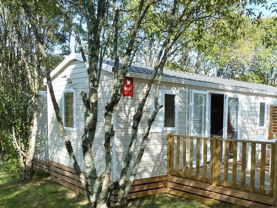 Camping Pas Cher vous présente avec son site Officiel campingpascher.fr, le Camping Beau Rivage classé 4 étoiles, situé sur la commune de Saint Ambroix dans le département Gard (Languedoc Roussillon) en France. Le camping Beau Rivage, vous présente un hébergement de type mobil-home de 33 m² avec climatisation et télévision. Le camping Beau Rivage vous propose du vendredi 05 juin au vendredi 12 juin 2026 avec un DÉPART DEMAIN pour 7 nuits à 532€. Cette location propose 43 dates différentes pour réserver votre séjour. Découvrez également les 5 autres gammes d'hébergements du camping. Les Avis clients pour le Camping Beau Rivage sont excellents avec une note moyenne de 8 sur 10. Rivière, Piscine chauffée, Piscine extérieure, Animations familiales, Aire de jeux enfants, Baby-foot, Canoë-kayak, Centre équestre, Ping-pong, Pétanque, Randonnée, Terrain multisports, Bar, Dépôt de pain, Restaurant, Supermarché,... En savoir plus : cliquez-ICI.