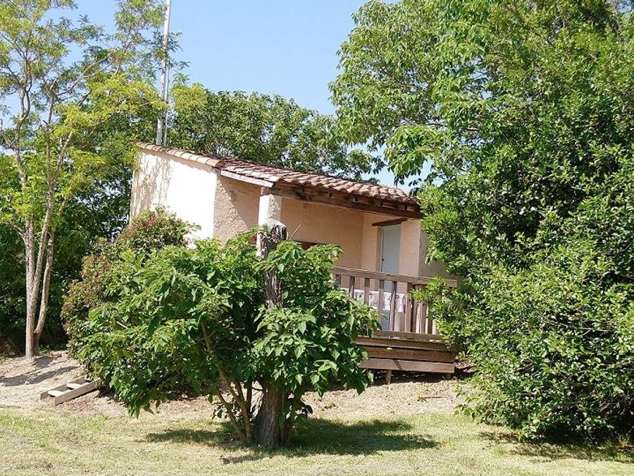 Camping Pas Cher vous présente avec son site Officiel campingpascher.fr, le Camping Beau Rivage classé 4 étoiles, situé sur la commune de Saint Ambroix dans le département Gard (Languedoc Roussillon) en France. Le camping Beau Rivage, vous présente un hébergement de type maison de campagne de 27 m² pour 2 personnes. Le camping Beau Rivage vous propose du sam. 11 juillet au sam. 18 juillet 2026, en promotion à -4% pour 7 nuits à 707,56 € au lieu de 740,81 € soit une Économie de 33,25 €. Cette location propose 26 dates différentes pour réserver votre séjour. Découvrez également les 5 autres gammes d'hébergements du camping. Les Avis clients pour le Camping Beau Rivage sont excellents avec une note moyenne de 8 sur 10. Rivière, Piscine chauffée, Piscine extérieure, Animations familiales, Aire de jeux enfants, Baby-foot, Canoë-kayak, Centre équestre, Ping-pong, Pétanque, Randonnée, Terrain multisports, Bar, Dépôt de pain, Restaurant, Supermarché,... En savoir plus : cliquez-ICI.