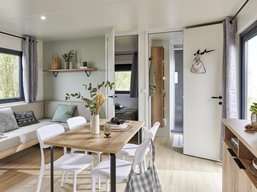 Camping Pas Cher vous présente avec son site Officiel campingpascher.fr, le Camping Beau Rivage classé 4 étoiles, situé sur la commune de Saint Ambroix dans le département Gard (Languedoc Roussillon) en France. Le camping Beau Rivage, vous présente un hébergement de type lodge pour 4 personnes avec climatisation et télévision. Le camping Beau Rivage vous propose du sam. 11 juillet au sam. 18 juillet 2026, en promotion à -4% pour 7 nuits à 1090,60 € au lieu de 1141,85 € soit une Économie de 51,25 €. Cette location propose 40 dates différentes pour réserver votre séjour. Découvrez également les 5 autres gammes d'hébergements du camping. Les Avis clients pour le Camping Beau Rivage sont excellents avec une note moyenne de 8 sur 10. Rivière, Piscine chauffée, Piscine extérieure, Animations familiales, Aire de jeux enfants, Baby-foot, Canoë-kayak, Centre équestre, Ping-pong, Pétanque, Randonnée, Terrain multisports, Bar, Dépôt de pain, Restaurant, Supermarché,... En savoir plus : cliquez-ICI.