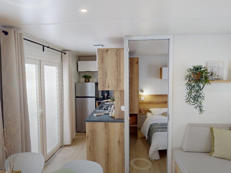 Camping Pas Cher vous présente avec son site Officiel campingpascher.fr, le Camping Beau Rivage classé 4 étoiles, situé sur la commune de Saint Ambroix dans le département Gard (Languedoc Roussillon) en France. Le camping Beau Rivage vous propose un hébergement de type lodge de 33 m² pour 6 personnes avec climatisation. Cet hébergement propose plus de 33 dates différentes pour réserver ! Pour dévouvrir la période la moins chère, consultez la rubrique 'Tarifs' et sélectionnez votre mois de départ. L'établissement vous propose 5 autres types d'hébergements. Découvrez tous nos séjours à petits prix dans la commune et aux alentours de Saint Ambroix du département : Gard (Languedoc Roussillon). Les Avis clients pour le Camping Beau Rivage sont excellents avec une note moyenne de 8 sur 10. Rivière, Piscine chauffée, Piscine extérieure, Animations familiales, Aire de jeux enfants, Baby-foot, Canoë-kayak, Centre équestre, Ping-pong, Pétanque, Randonnée, Terrain multisports, Bar, Dépôt de pain, Restaurant, Supermarché,... En savoir plus : cliquez-ICI.