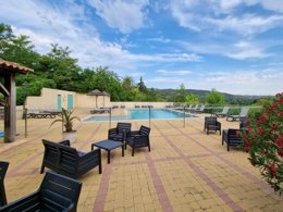 Camping Pas Cher vous présente avec son site Officiel campingpascher.fr, le Camping Beau Rivage classé 4 étoiles, situé sur la commune de Saint Ambroix dans le département Gard (Languedoc Roussillon) en France. Le camping Beau Rivage vous propose un hébergement de type lodge de 33 m² pour 6 personnes avec climatisation. Cet hébergement propose plus de 33 dates différentes pour réserver ! Pour dévouvrir la période la moins chère, consultez la rubrique 'Tarifs' et sélectionnez votre mois de départ. L'établissement vous propose 5 autres types d'hébergements. Découvrez tous nos séjours à petits prix dans la commune et aux alentours de Saint Ambroix du département : Gard (Languedoc Roussillon). Les Avis clients pour le Camping Beau Rivage sont excellents avec une note moyenne de 8 sur 10. Rivière, Piscine chauffée, Piscine extérieure, Animations familiales, Aire de jeux enfants, Baby-foot, Canoë-kayak, Centre équestre, Ping-pong, Pétanque, Randonnée, Terrain multisports, Bar, Dépôt de pain, Restaurant, Supermarché,... En savoir plus : cliquez-ICI.
