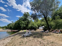 Camping Pas Cher vous présente avec son site Officiel campingpascher.fr, le Camping Beau Rivage classé 4 étoiles, situé sur la commune de Saint Ambroix dans le département Gard (Languedoc Roussillon) en France. Le camping Beau Rivage, vous présente un hébergement de type lodge de 33 m² pour 6 personnes avec climatisation. Le camping Beau Rivage vous propose du sam. 11 juillet au sam. 18 juillet 2026, en promotion à -5% pour 7 nuits à 1165,08 € au lieu de 1226,4 € soit une Économie de 61,32 €. Cette location propose 96 dates différentes pour réserver votre séjour. Découvrez également les 5 autres gammes d'hébergements du camping. Les Avis clients pour le Camping Beau Rivage sont excellents avec une note moyenne de 8 sur 10. Rivière, Piscine chauffée, Piscine extérieure, Animations familiales, Aire de jeux enfants, Baby-foot, Canoë-kayak, Centre équestre, Ping-pong, Pétanque, Randonnée, Terrain multisports, Bar, Dépôt de pain, Restaurant, Supermarché,... En savoir plus : cliquez-ICI.