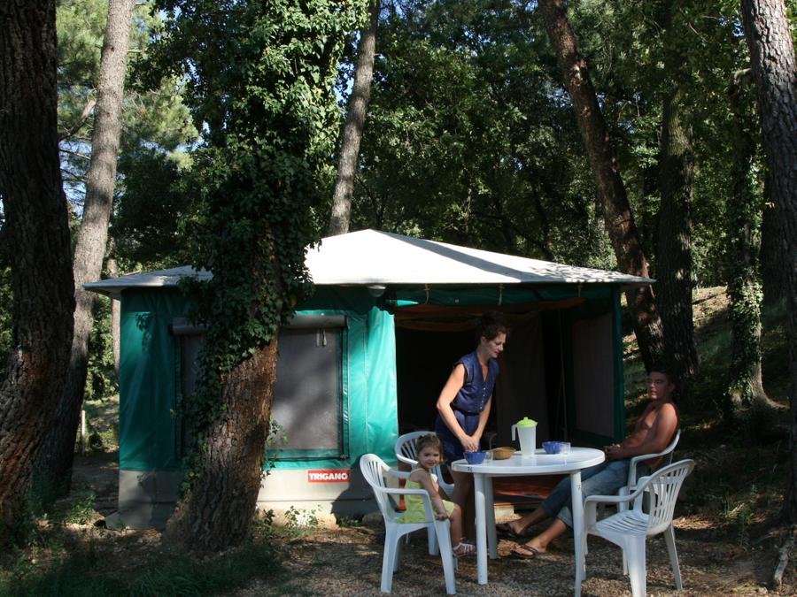 Camping Pas Cher vous présente avec son site Officiel campingpascher.fr, le Camping La Pinède En Provence classé 3 étoiles, situé sur la commune de Mondragon dans le département Vaucluse (Provence Alpes Côte D'azur) en France. Le camping La Pinède En Provence, vous présente un hébergement de type bungalow toilé de 16 m² pour 4 personnes. Le camping La Pinède En Provence vous propose du sam. 04 juillet au sam. 11 juillet 2026, en promotion à -4% pour 7 nuits à 294 € au lieu de 309,0 € soit une Économie de 15 €. Cette location propose 4 dates différentes pour réserver votre séjour. Découvrez également les 11 autres gammes d'hébergements du camping. Les Avis clients pour le Camping La Pinède En Provence sont excellents avec une note moyenne de 8 sur 10. Piscine extérieure, Animations familiales, Aire de jeux enfants, Baby-foot, Canoë-kayak, Court de tennis, Parcours sportif, Ping-pong, Piscine, Pétanque, Randonnée, Structure gonflable enfants, Terrain multisports, Dépôt de pain, Snack/Bar, Épicerie,... En savoir plus : cliquez-ICI.