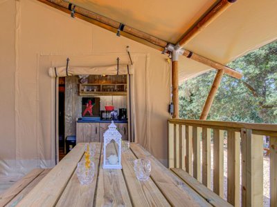 Cliquez pour découvrir toutes les photos de l'HÉBERGEMENT ! tente en toile et bois - La Pinède En Provence photo 2