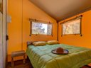 Cliquez pour découvrir toutes les photos de l'HÉBERGEMENT ! tente en toile et bois - camping La Pinède En Provence photo 4