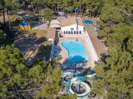 Camping Pas Cher vous présente avec son site Officiel campingpascher.fr, le Camping La Pinède En Provence classé 3 étoiles, situé sur la commune de Mondragon dans le département Vaucluse (Provence Alpes Côte D'azur) en France. Le camping La Pinède En Provence, vous présente un hébergement de type tente. Le camping La Pinède En Provence vous propose du vendredi 05 juin au vendredi 12 juin 2026 avec une PROMO de DERNIÈRE MINUTE, en promotion à -14% pour 7 nuits à 168,50 € au lieu de 197,0 € soit une Économie de 28,50 €. Cette location propose 108 dates différentes pour réserver votre séjour. Découvrez également les 11 autres gammes d'hébergements du camping. Les Avis clients pour le Camping La Pinède En Provence sont excellents avec une note moyenne de 8 sur 10. Piscine extérieure, Animations familiales, Aire de jeux enfants, Baby-foot, Canoë-kayak, Court de tennis, Parcours sportif, Ping-pong, Piscine, Pétanque, Randonnée, Structure gonflable enfants, Terrain multisports, Dépôt de pain, Snack/Bar, Épicerie,... En savoir plus : cliquez-ICI.