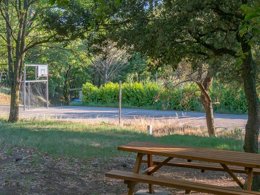 Camping Pas Cher vous présente avec son site Officiel campingpascher.fr, le Camping La Pinède En Provence classé 3 étoiles, situé sur la commune de Mondragon dans le département Vaucluse (Provence-alpes-côte D'azur) en France. Le camping La Pinède En Provence vous propose un hébergement de type mobil-home de 30 m². L'établissement vous propose 6 autres types d'hébergements. Découvrez tous nos séjours à petits prix dans la commune et aux alentours de Mondragon du département : Vaucluse (Provence-alpes-côte D'azur). Les Avis clients pour le Camping La Pinède En Provence sont excellents avec une note moyenne de 8 sur 10. Piscine extérieure, Animations familiales, Aire de jeux enfants, Baby-foot, Canoë-kayak, Court de tennis, Parcours sportif, Ping-pong, Piscine, Pétanque, Randonnée, Structure gonflable enfants, Terrain multisports, Dépôt de pain, Snack/Bar, Épicerie,... En savoir plus : cliquez-ICI.