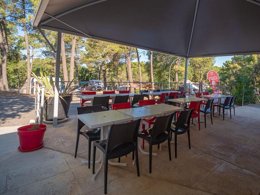 Camping Pas Cher vous présente avec son site Officiel campingpascher.fr, le Camping La Pinède En Provence classé 3 étoiles, situé sur la commune de Mondragon dans le département Vaucluse (Provence Alpes Côte D'azur) en France. Le camping La Pinède En Provence vous propose un hébergement de type mobil-home de 33 m² avec climatisation (télévision). L'établissement vous propose 5 autres types d'hébergements. Découvrez tous nos séjours à petits prix dans la commune et aux alentours de Mondragon du département : Vaucluse (Provence Alpes Côte D'azur). Les Avis clients pour le Camping La Pinède En Provence sont excellents avec une note moyenne de 8 sur 10. Piscine extérieure, Animations familiales, Aire de jeux enfants, Baby-foot, Canoë-kayak, Court de tennis, Parcours sportif, Ping-pong, Piscine, Pétanque, Randonnée, Structure gonflable enfants, Terrain multisports, Dépôt de pain, Snack/Bar, Épicerie,... En savoir plus : cliquez-ICI.