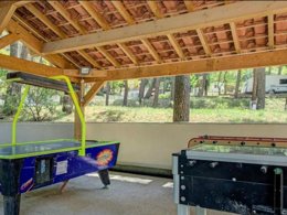 Camping Pas Cher vous présente avec son site Officiel campingpascher.fr, le Camping La Pinède En Provence classé 3 étoiles, situé sur la commune de Mondragon dans le département Vaucluse (Provence Alpes Côte D'azur) en France. Le camping La Pinède En Provence vous propose un hébergement de type mobil-home de 30 m² avec climatisation (télévision). L'établissement vous propose 5 autres types d'hébergements. Découvrez tous nos séjours à petits prix dans la commune et aux alentours de Mondragon du département : Vaucluse (Provence Alpes Côte D'azur). Les Avis clients pour le Camping La Pinède En Provence sont excellents avec une note moyenne de 8 sur 10. Piscine extérieure, Animations familiales, Aire de jeux enfants, Baby-foot, Canoë-kayak, Court de tennis, Parcours sportif, Ping-pong, Piscine, Pétanque, Randonnée, Structure gonflable enfants, Terrain multisports, Dépôt de pain, Snack/Bar, Épicerie,... En savoir plus : cliquez-ICI.