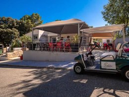 Camping Pas Cher vous présente avec son site Officiel campingpascher.fr, le Camping La Pinède En Provence classé 3 étoiles, situé sur la commune de Mondragon dans le département Vaucluse (Provence Alpes Côte D'azur) en France. Le camping La Pinède En Provence vous propose un hébergement de type mobil-home de 24 m² avec climatisation (télévision). L'établissement vous propose 5 autres types d'hébergements. Découvrez tous nos séjours à petits prix dans la commune et aux alentours de Mondragon du département : Vaucluse (Provence Alpes Côte D'azur). Les Avis clients pour le Camping La Pinède En Provence sont excellents avec une note moyenne de 8 sur 10. Piscine extérieure, Animations familiales, Aire de jeux enfants, Baby-foot, Canoë-kayak, Court de tennis, Parcours sportif, Ping-pong, Piscine, Pétanque, Randonnée, Structure gonflable enfants, Terrain multisports, Dépôt de pain, Snack/Bar, Épicerie,... En savoir plus : cliquez-ICI.