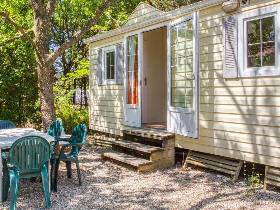 Camping Pas Cher vous présente avec son site Officiel campingpascher.fr, le Camping Flower Les Rives De L'Aygues classé 3 étoiles, situé sur la commune de Tulette dans le département Drome (Rhône Alpes) en France. Le camping Flower Les Rives De L'Aygues vous propose un hébergement de type mobil-home de 28 m². L'établissement vous propose 4 autres types d'hébergements. Découvrez tous nos séjours à petits prix dans la commune et aux alentours de Tulette du département : Drome (Rhône Alpes). Piscine chauffée, Piscine extérieure, Animations familiales, Aire de jeux enfants, Centre équestre, Golf, Ping-pong, Pétanque, Salle de jeux vidéo, Dépôt de pain, Snack/Bar,... En savoir plus : cliquez-ICI.