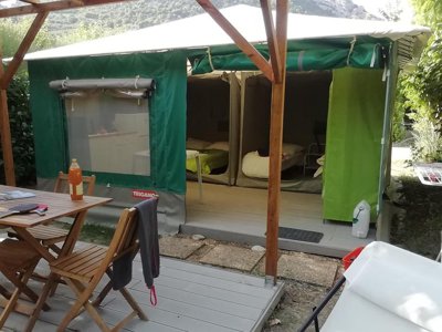 Cliquez pour découvrir toutes les photos de l'HÉBERGEMENT ! bungalow toilé - La Fontaine D'annibal photo 3