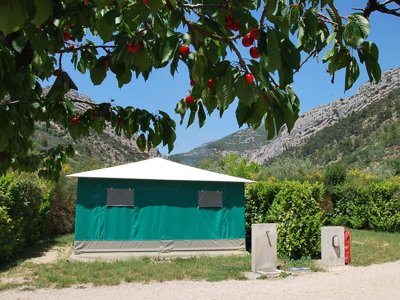 Cliquez pour découvrir toutes les photos de l'HÉBERGEMENT ! bungalow toilé - La Fontaine D'annibal photo 9