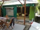 Cliquez pour découvrir toutes les photos de l'HÉBERGEMENT ! bungalow toilé - camping La Fontaine D'annibal photo 3