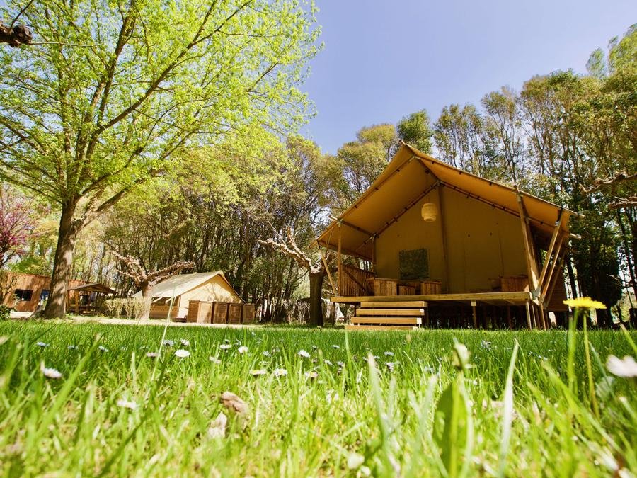 Camping Pas Cher vous présente avec son site Officiel campingpascher.fr, le Camping Suze Luxe Nature classé 4 étoiles, situé sur la commune de Suze La Rousse dans le département Drome (Rhône Alpes) en France. Le camping Suze Luxe Nature, vous présente un hébergement de type lodge de 30 m² avec climatisation. Le camping Suze Luxe Nature vous propose du mercredi 16 septembre au mercredi 23 septembre 2026 pour 7 nuits à 966€. Cette location propose 55 dates différentes pour réserver votre séjour. Découvrez également les 15 autres gammes d'hébergements du camping. Piscine extérieure, Aire de jeux enfants, Ping-pong, Dépôt de pain, Restaurant, Épicerie,... En savoir plus : cliquez-ICI.