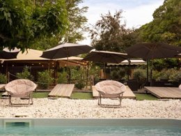 Camping Pas Cher vous présente avec son site Officiel campingpascher.fr, le Camping Suze Luxe Nature classé 4 étoiles, situé sur la commune de Suze La Rousse dans le département Drome (Rhône Alpes) en France. Le camping Suze Luxe Nature, vous présente un hébergement de type lodge pour 1 personne. Le camping Suze Luxe Nature vous propose du vendredi 05 juin au vendredi 12 juin 2026 avec un DÉPART DEMAIN pour 7 nuits à 1036€. Cette location propose 39 dates différentes pour réserver votre séjour. Découvrez également les 15 autres gammes d'hébergements du camping. Piscine extérieure, Aire de jeux enfants, Ping-pong, Dépôt de pain, Restaurant, Épicerie,... En savoir plus : cliquez-ICI.