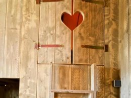 Camping Pas Cher vous présente avec son site Officiel campingpascher.fr, le Camping Suze Luxe Nature classé 4 étoiles, situé sur la commune de Suze La Rousse dans le département Drome (Rhône Alpes) en France. Le camping Suze Luxe Nature, vous présente un hébergement de type lodge de 34 m² pour 1 personne. Le camping Suze Luxe Nature vous propose du sam. 04 avril au sam. 11 avril 2026 pour 7 nuits à 1135€. Cette location propose 180 dates différentes pour réserver votre séjour. Découvrez également les 15 autres gammes d'hébergements du camping. Piscine extérieure, Aire de jeux enfants, Ping-pong, Dépôt de pain, Restaurant, Épicerie,... En savoir plus : cliquez-ICI.