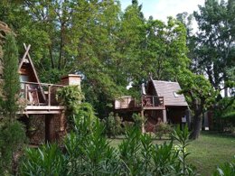 Camping Pas Cher vous présente avec son site Officiel campingpascher.fr, le Camping Suze Luxe Nature classé 4 étoiles, situé sur la commune de Suze La Rousse dans le département Drome (Rhône Alpes) en France. Le camping Suze Luxe Nature, vous présente un hébergement de type chalet pour 1 personne. Le camping Suze Luxe Nature vous propose du vendredi 01 mai au vendredi 08 mai 2026 pour 7 nuits à 578€. Cette location propose 138 dates différentes pour réserver votre séjour. Découvrez également les 15 autres gammes d'hébergements du camping. Piscine extérieure, Aire de jeux enfants, Ping-pong, Dépôt de pain, Restaurant, Épicerie,... En savoir plus : cliquez-ICI.