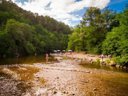 Camping Pas Cher vous présente avec son site Officiel campingpascher.fr, le Camping Des Drouilhèdes classé 4 étoiles, situé sur la commune de Peyremale dans le département Gard (Languedoc Roussillon) en France. Le camping Des Drouilhèdes, vous présente un hébergement de type tente de 16 m². Le camping Des Drouilhèdes vous propose du dimanche 13 septembre au dimanche 20 septembre 2026 pour 7 nuits à 295.43€. Cette location propose 70 dates différentes pour réserver votre séjour. Découvrez également les 7 autres gammes d'hébergements du camping. Rivière, Animation enfants, Animations familiales, Aire de jeux enfants, Baby-foot, Ping-pong, Piscine, Pétanque, Terrain multisports, Bar, Snack/Bar, Épicerie,... En savoir plus : cliquez-ICI.
