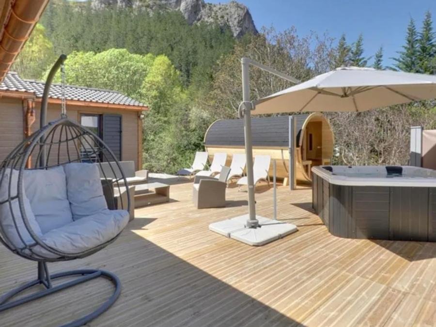 Camping Pas Cher vous présente avec son site Officiel campingpascher.fr, le Camping Les Princes D'Orange classé 4 étoiles, situé sur la commune de Orpierre dans le département Hautes-alpes (Provence Alpes Côte D'azur) en France. Le camping Les Princes D'Orange vous propose un hébergement de type chalet de 75 m² pour 6 personnes avec climatisation (télévision). L'établissement vous propose 11 autres types d'hébergements. Découvrez tous nos séjours à petits prix dans la commune et aux alentours de Orpierre du département : Hautes-alpes (Provence Alpes Côte D'azur). Les Avis clients pour le Camping Les Princes D'Orange sont excellents avec une note moyenne de 8 sur 10. Piscine chauffée, Piscine extérieure, Animations familiales, Club enfants, Aire de jeux enfants, Baby-foot, Canoë-kayak, Centre équestre, Cyclisme, Ping-pong, Pétanque, Randonnée, Bar, Dépôt de pain, Snack/Bar, Station-service, Supermarché, Épicerie,... En savoir plus : cliquez-ICI.
