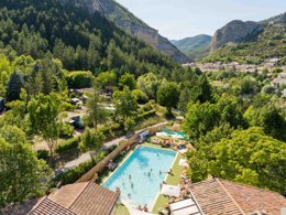 Camping Pas Cher vous présente avec son site Officiel campingpascher.fr, le Camping Les Princes D'Orange classé 4 étoiles, situé sur la commune de Orpierre dans le département Hautes-alpes (Provence Alpes Côte D'azur) en France. Le camping Les Princes D'Orange vous propose un hébergement de type chalet de 75 m² pour 6 personnes avec climatisation (télévision). L'établissement vous propose 11 autres types d'hébergements. Découvrez tous nos séjours à petits prix dans la commune et aux alentours de Orpierre du département : Hautes-alpes (Provence Alpes Côte D'azur). Les Avis clients pour le Camping Les Princes D'Orange sont excellents avec une note moyenne de 8 sur 10. Piscine chauffée, Piscine extérieure, Animations familiales, Club enfants, Aire de jeux enfants, Baby-foot, Canoë-kayak, Centre équestre, Cyclisme, Ping-pong, Pétanque, Randonnée, Bar, Dépôt de pain, Snack/Bar, Station-service, Supermarché, Épicerie,... En savoir plus : cliquez-ICI.