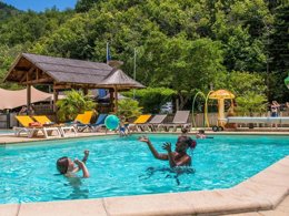 Camping Pas Cher vous présente avec son site Officiel campingpascher.fr, le Camping Flower Le Pont Du Tarn classé 3 étoiles, situé sur la commune de Florac dans le département Lozere (Languedoc Roussillon) en France. Le camping Flower Le Pont Du Tarn, vous présente un hébergement de type bungalow toilé de 25 m² pour 2 personnes. Le camping Flower Le Pont Du Tarn vous propose du sam. 12 septembre au sam. 19 septembre 2026 pour 7 nuits à 315€. Cette location propose 82 dates différentes pour réserver votre séjour. Découvrez également les 13 autres gammes d'hébergements du camping. Les Avis clients pour le Camping Flower Le Pont Du Tarn sont excellents avec une note moyenne de 8 sur 10. Piscine chauffée, Piscine extérieure, Animations familiales, Club ados, Club enfants, Aire de jeux enfants, Baby-foot, Canoë-kayak, Centre équestre, Court de tennis, Ping-pong, Pétanque, Terrain multisports, Bar, Dépôt de pain, Pizzeria, Snack/Bar, Station-service, Supermarché,... En savoir plus : cliquez-ICI.