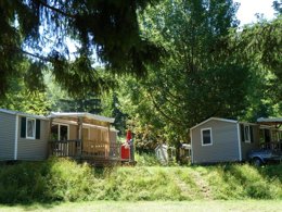 Camping Pas Cher vous présente avec son site Officiel campingpascher.fr, le Camping Flower Le Pont Du Tarn classé 3 étoiles, situé sur la commune de Florac dans le département Lozere (Languedoc Roussillon) en France. Le camping Flower Le Pont Du Tarn, vous présente un hébergement de type mobil-home de 35 m² et télévision. Le camping Flower Le Pont Du Tarn vous propose du sam. 05 septembre au sam. 12 septembre 2026 pour 7 nuits à 490€. Cette location propose 82 dates différentes pour réserver votre séjour. Découvrez également les 13 autres gammes d'hébergements du camping. Les Avis clients pour le Camping Flower Le Pont Du Tarn sont excellents avec une note moyenne de 8 sur 10. Piscine chauffée, Piscine extérieure, Animations familiales, Club ados, Club enfants, Aire de jeux enfants, Baby-foot, Canoë-kayak, Centre équestre, Court de tennis, Ping-pong, Pétanque, Terrain multisports, Bar, Dépôt de pain, Pizzeria, Snack/Bar, Station-service, Supermarché,... En savoir plus : cliquez-ICI.