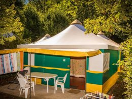 Camping Pas Cher vous présente avec son site Officiel campingpascher.fr, le Camping Flower Le Pont Du Tarn classé 3 étoiles, situé sur la commune de Florac dans le département Lozere (Languedoc Roussillon) en France. Le camping Flower Le Pont Du Tarn, vous présente un hébergement de type bungalow toilé de 25 m² pour 2 personnes. Le camping Flower Le Pont Du Tarn vous propose du sam. 12 septembre au sam. 19 septembre 2026 pour 7 nuits à 315€. Cette location propose 82 dates différentes pour réserver votre séjour. Découvrez également les 13 autres gammes d'hébergements du camping. Les Avis clients pour le Camping Flower Le Pont Du Tarn sont excellents avec une note moyenne de 8 sur 10. Piscine chauffée, Piscine extérieure, Animations familiales, Club ados, Club enfants, Aire de jeux enfants, Baby-foot, Canoë-kayak, Centre équestre, Court de tennis, Ping-pong, Pétanque, Terrain multisports, Bar, Dépôt de pain, Pizzeria, Snack/Bar, Station-service, Supermarché,... En savoir plus : cliquez-ICI.